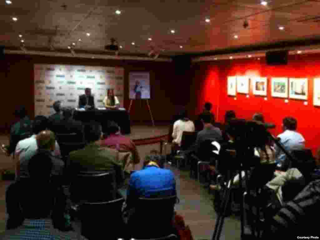 Yoani Sánchez y Joan Antoni Guerrero muestran en twitpic la jornada del lunes 22 de abril en Casa América donde la bloguera cubana ha sido invitada a participar en el coloquio "Una conversación en libertad".